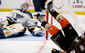 Victorie Solidă pentru St. Louis Blues Împotriva Anaheim Ducks: Hofer Strălucește în Poartă