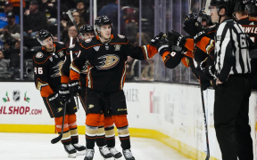 Leo Carlsson Conduce Anaheim Ducks la O Victorie Epică în Duelul cu Colorado Avalanche: 4-3 într-un Thriller!