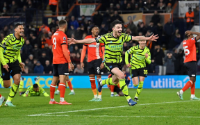 Rice Încheie cu o Lovitură de Cap un Duel Epic: Arsenal învinge Luton Town cu 4-3 și Conduce în Premier League