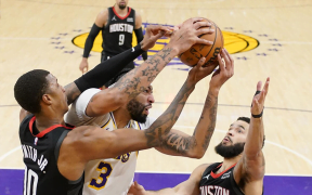 Victoria Convingătoare a Los Angeles Lakers: Anthony Davis și Austin Reaves Domină Înfruntarea cu Houston Rockets