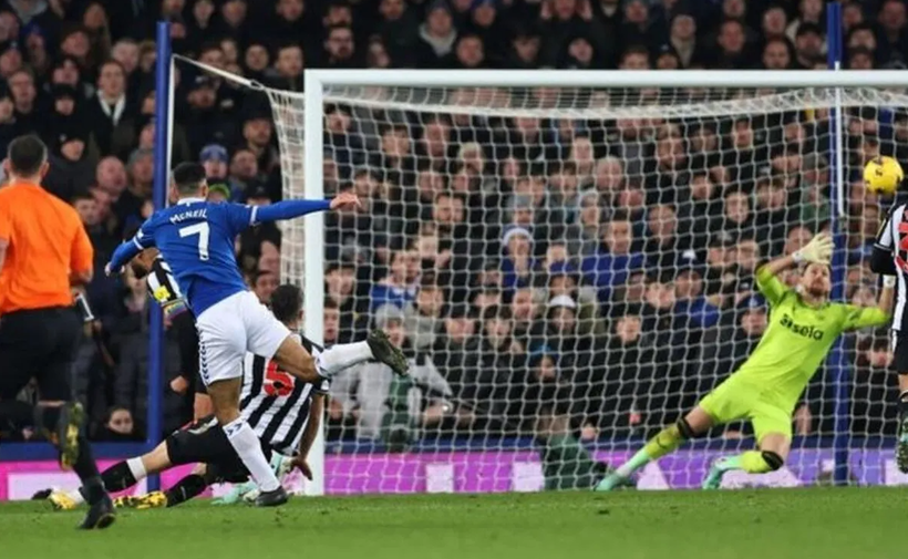 Everton Domină cu 3 Goluri Înscrise: McNeil, Doucoure și Beto Îngroapă Speranțele lui Newcastle