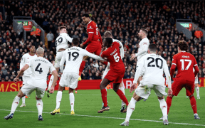 Liverpool și Manchester United Remizează pe Anfield într-un Meci Tensionat