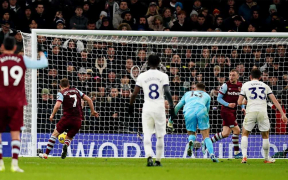 Dezastru la Tottenham: West Ham Întoarce Meciul și Îngreunează Viața lui Postecoglou