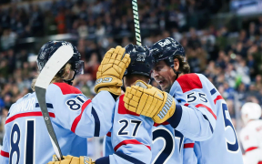 Portarul Laurent Brossoit Eroic în Fața Asaltului Celor de la Carolina Hurricanes: Winnipeg Jets Câștigă cu 2-1