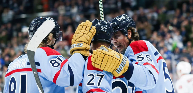 Portarul Laurent Brossoit Eroic în Fața Asaltului Celor de la Carolina Hurricanes: Winnipeg Jets Câștigă cu 2-1