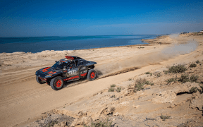 Carlos Sainz, Matadorul Dakar: O Victorie Fabuloasă cu Audi și Record de Vârstă