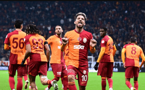Victorie Crucială pentru Galatasaray: Nelsson și Mertens Strălucesc în Super Lig