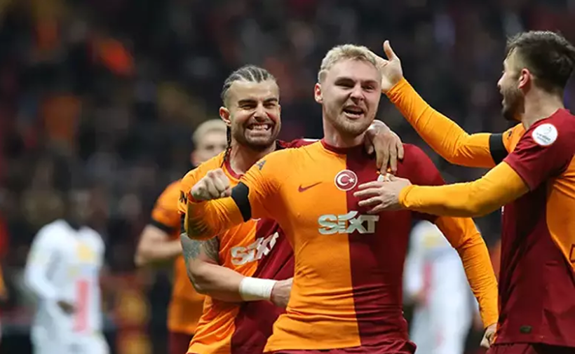 Victorie Crucială pentru Galatasaray: Nelsson și Mertens Strălucesc în Super Lig