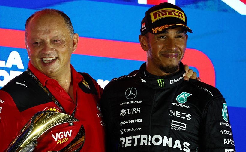 Lewis Hamilton Schimbă Culorile: De la Argintiu Mercedes la Roșu Ferrari în 2025!