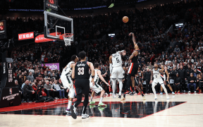 Anfernee Simons Conduce Portland Trail Blazers către O Victorie Strălucitoare Împotriva Milwaukee Bucks