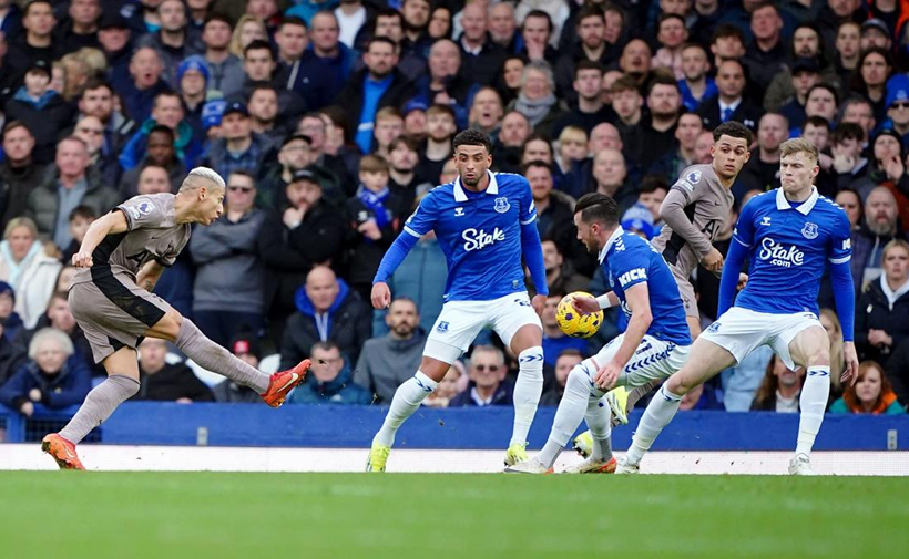 Branthwaite Aduce Un Punct lui Everton cu un Gol Salvator Contra lui Tottenham