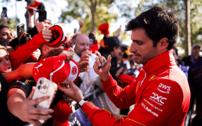 Carlos Sainz Se Întoarce în Cockpit-ul Ferrari după Operația de Apendicită