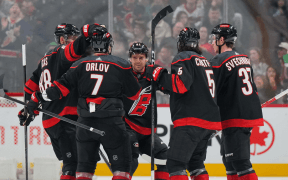 Dmitry Orlov Strălucitor și Carolina Hurricanes Demolează Ottawa Senators cu 7-2!