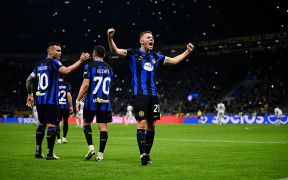 Inter Milano Învinge Genoa Într-un Meci Controversat și Se Detașează la 15 puncte în Fruntea Seriei A!