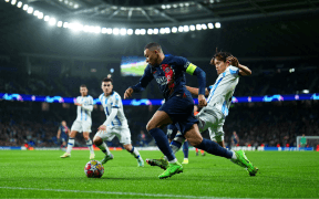 Mbappe Conduce Paris Saint-Germain spre Sferturile Champions League cu o Dublă Magică!