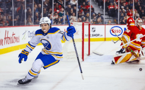 Buffalo Sabres Câștigă Un Meci Crucial cu Calgary Flames: Peterka Strălucește
