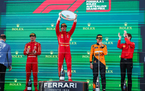 Victorie triumfală pentru Sainz la Marele Premiu al Australiei: Verstappen suferă prima retragere în doi ani!