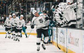 Thomas Înscrie Primul Gol în NHL, Los Angeles Kings Înving San Jose Sharks într-un Duel Tensionat