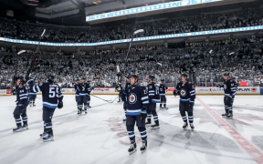 Spectacolul Hocheistic A Început: Victorii Senzaționale în Play-off-ul NHL