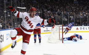 Explozie de Adrenalină în NHL: Carolina Hurricanes Întoarce Meciul și învinge New York Rangers în Game 5!