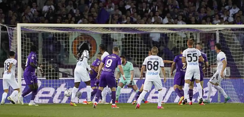 Fiorentina și Napoli Remizează Într-un Meci Spectaculos cu Patru Goluri