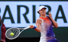 Swiatek Obține O Victorie Dramatică la Roland Garros Împotriva lui Osaka