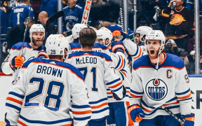 NHL: Edmonton Oilers Triumfă în Semifinalele Conferinței de Vest