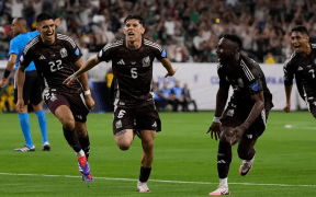 Mexic Învinge Jamaica la Copa America: Victorie Umbrită de Accidentarea Căpitanului Alvarez