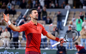Novak Djokovic Lăsat Fără Suflare într-o Victorie Epică la Roland Garros