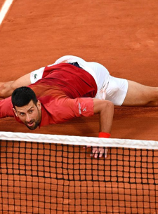 Djokovic Face Eforturi Supraomenești pentru a Ajunge în Sferturile de Finală ale French Open