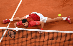 Djokovic Face Eforturi Supraomenești pentru a Ajunge în Sferturile de Finală ale French Open
