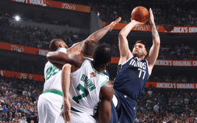 Luka Doncic și Dallas Mavericks Resuscitează Finala NBA cu o Victorie Uimitoare Împotriva lui Boston Celtics
