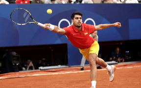 Victorii Convingătoare ale Favoriților la Jocurile Olimpice Paris 2024: Alcaraz și Djokovic Domină pe Teren