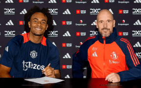 Joshua Zirkzee: Transfer Emoționant de la Bologna la Manchester United