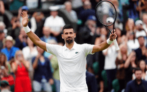 Înfrângere Șocantă a Deținătoarei Trofeului și Victorie pentru Djokovic la Wimbledon 2024