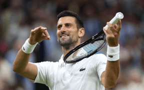 Novak Djokovic Triumfă la Wimbledon și Critică Fanii Nepoliticoși