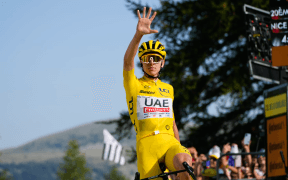 Ciclistul Sloven Tadej Pogacar Domină Turul Franței Reușind O Dublă Istorică Giro-Tour