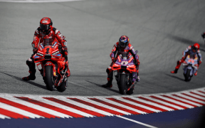 Duelul Intens Bagnaia-Martin Continuă la Marele Premiu din Austria: Greșeli, Penalizări și Oportunități Neașteptate în MotoGP