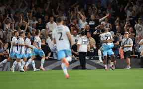 Championship: Burnley Debutează Triumfal, Zdrobind Luton într-un Duel al Pretendentelor la Promovare