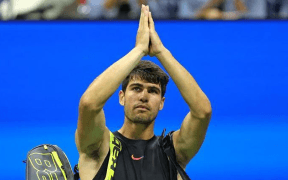 Carlos Alcaraz Eliminat Devreme la US Open: Sinner și Swiatek Avansează Fără Probleme