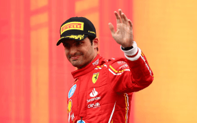 Carlos Sainz Surprinde prin Transferul la Williams în 2025