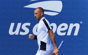Dan Evans Răstoarnă Istoria la US Open: O Luptă Epică în Fața lui Khachanov