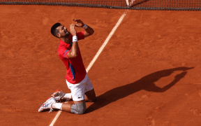 Djokovic Își Completează Golden Slam-ul Elogiind Performanța lui Alcaraz