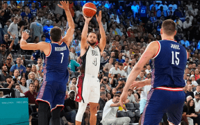 'Divinul' Curry Salvează SUA în Ultimul Sfert și O Trimite în Finala Olimpică de Baschet Masculin