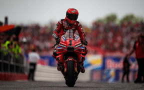 Francesco Bagnaia Stabilește Un Nou Record la Emilia Romagna GP: Zi Plină de Provocări și Căzături