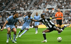 Newcastle Învinge Tottenham cu 2-1: Isak Strălucește într-un Meci Intens din Premier League