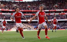Arsenal Câștigă Dramatic cu 4-2 Împotriva lui Leicester după Un Meci Plin de Emoții