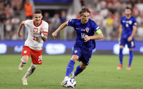 Croația și Danemarca Domină Polonia, Respectiv Serbia în Nations League, cu Goluri Spectaculoase Marcate de Modric și Poulsen