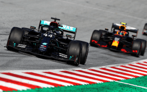 Tensiuni între Mercedes și Red Bull: Rivalitatea din Formula 1 Continuă cu Noi Provocări și Schimbări Majore