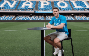 Transferuri de Impact: McTominay și Sterling Își Încep Noi Aventuri la Napoli și Arsenal